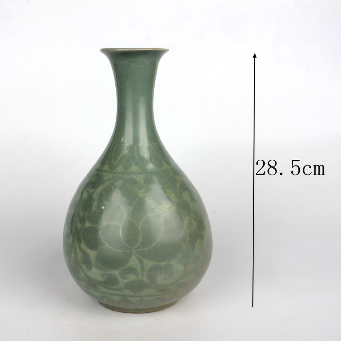 A CELADON-GLAZED VASE WITH CARVED DRAGON DESIGN FROM THE QIANLONG PERIOD OF THE QING DYNASTY.: 28