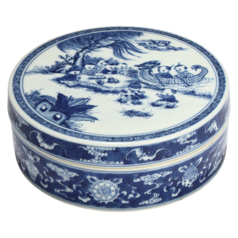 BLUE AND WHITE PORCELAIN FIGURE BOX: Height 6cm, Width 16cm