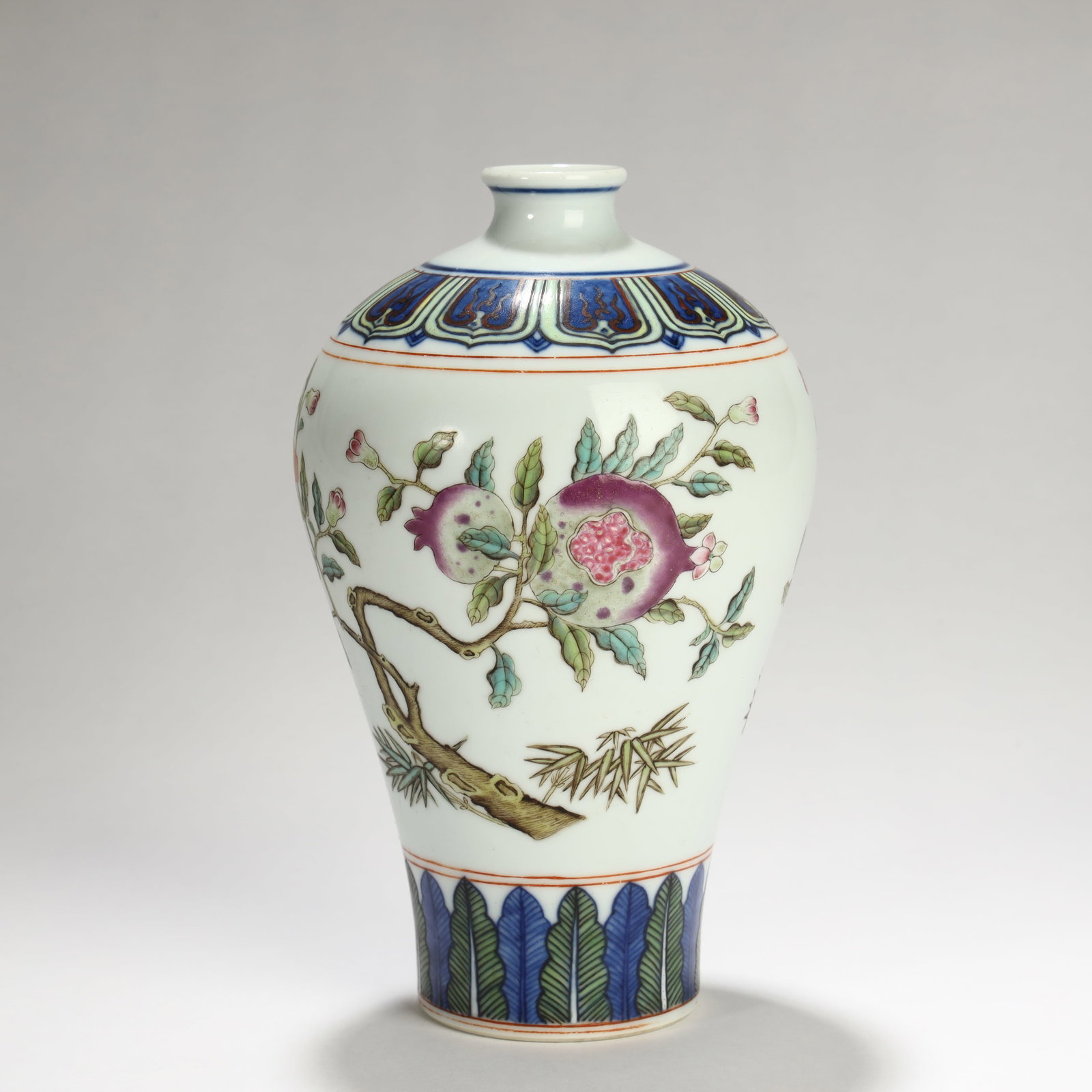 FAMILLE ROSE POMEGRANATE PATTERN PLUM VASE: 16cm tall