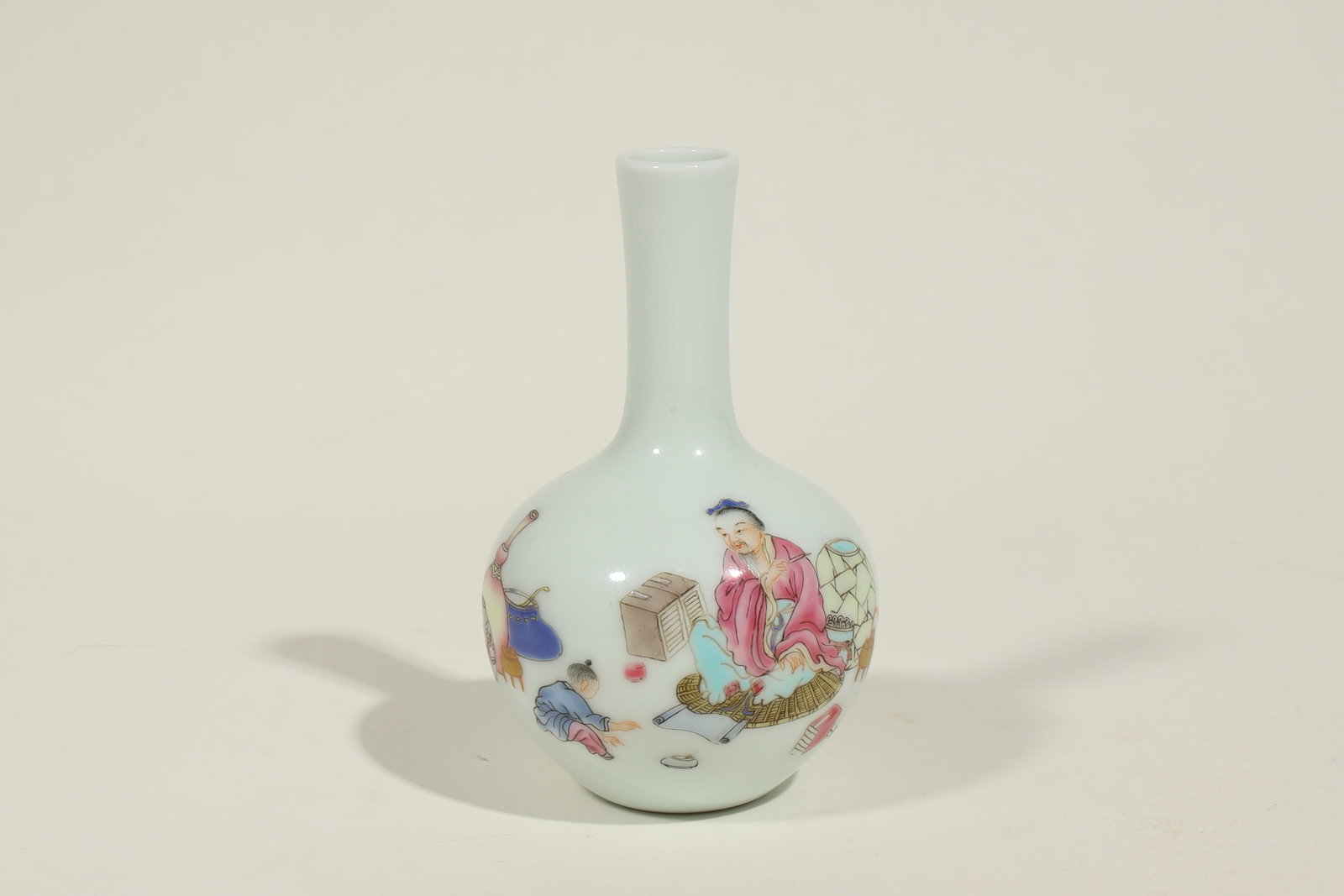 QING DYNASTY FAMILLE ROSE FIGURATIVE STORY VASE: Height 10.5cm