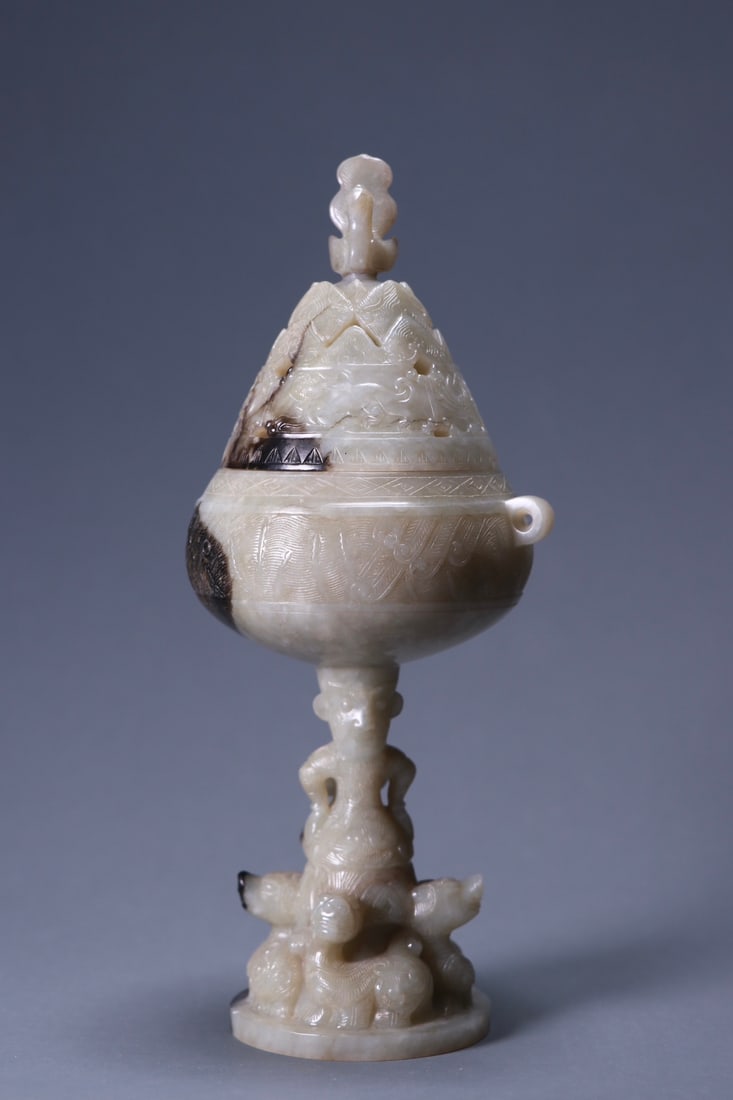 HETIAN JADE BEAST-PATTERNED FEATHERED FIGURE BOSHAN INCENSE BURNER: Ear spacing 8.3cm, mouth diameter 5.5cm, height 19.5cm, weight 403g.