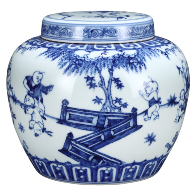 BLUE AND WHITE PORCELAIN COVERED JAR: Height: 15.3 cm. Belly diameter: 18 cm.