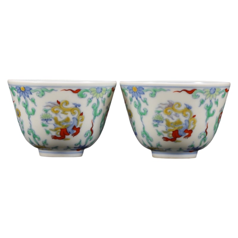 A PAIR OF CHENGHUA DOUCAI DRAGON-PATTERNED CUPS FROM THE MING DYNASTY: 5 cm high, 7 cm in diameter