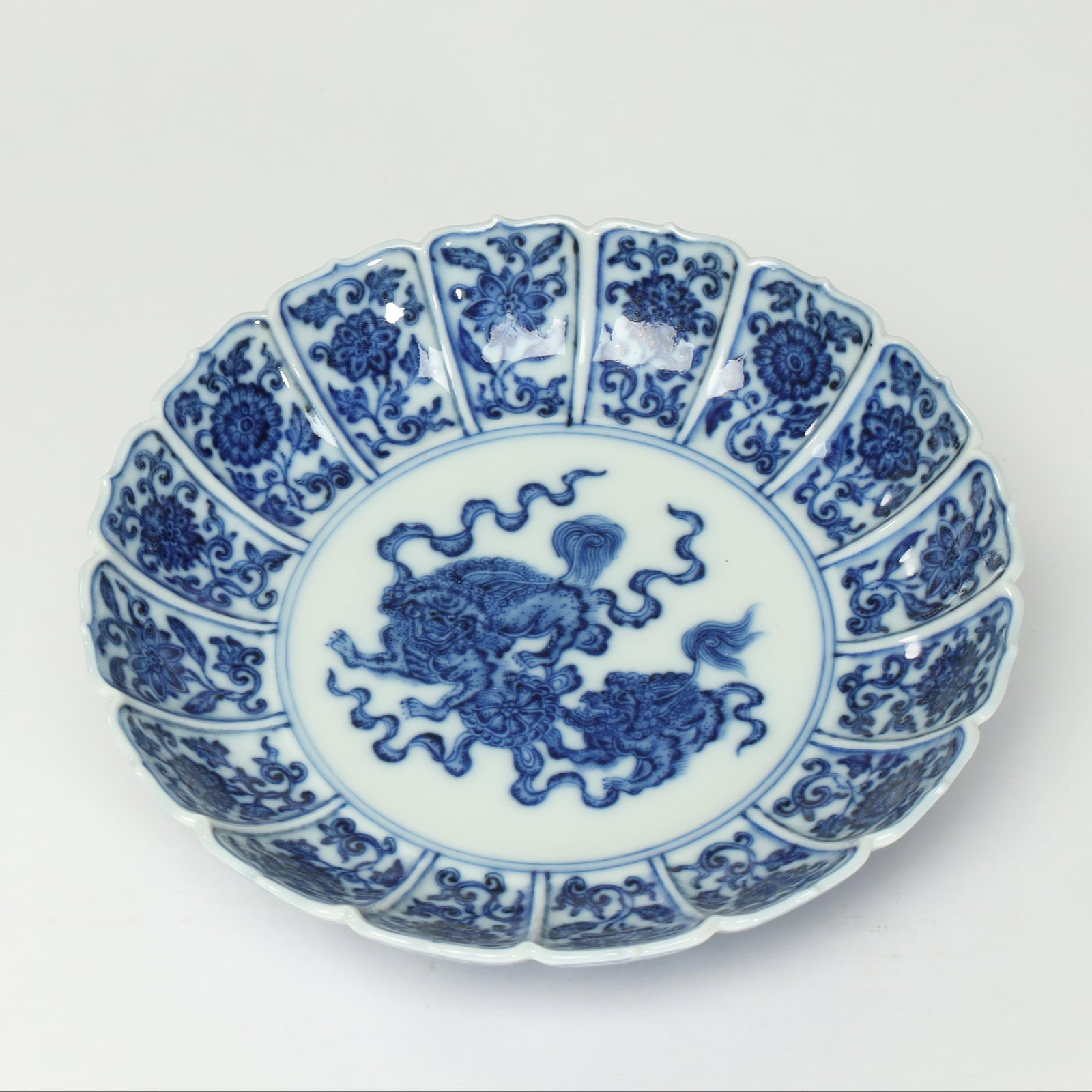 BLUE AND WHITE PORCELAIN DISH WITH TWO LIONS PLAYING WITH A HYDRANGEA IN THE SHAPE OF CHRYSANTHEMUM (1 of 7)