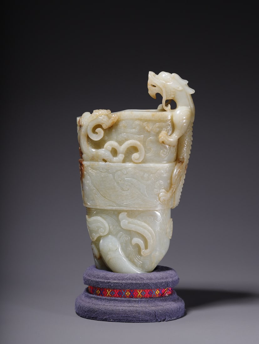 HETIAN JADE DRAGON-PATTERNED HORN CUP: Dimensions: 20×11.2×5.5 cm, Weight: 1093.7 g