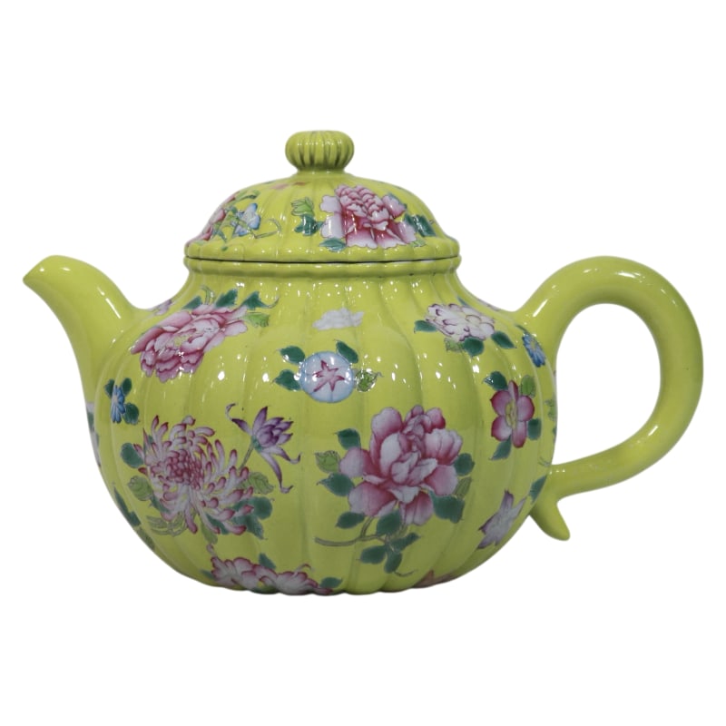 FAMILLE ROSE FLORAL MELON-SHAPED PURPLE CLAY TEAPOT: Height 12 cm, Length 18.5 cm, in perfect condition.
