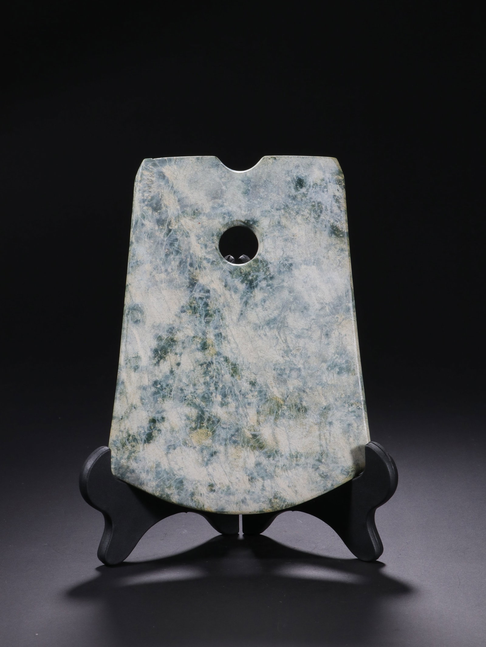 JADE BI: 18.5cm long and 13.5cm wide