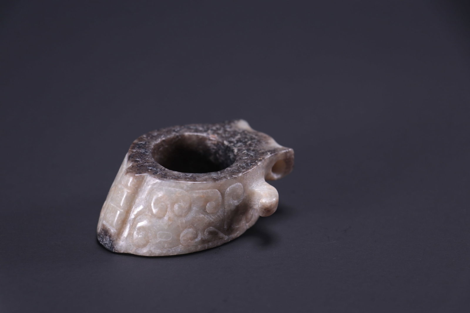 ANCIENT JADE WITH INTERLOCKING PATTERNS: Length 5.5cm, Width 3.8cm, Thickness 2cm, Inner diameter 22mm, Weight 47g