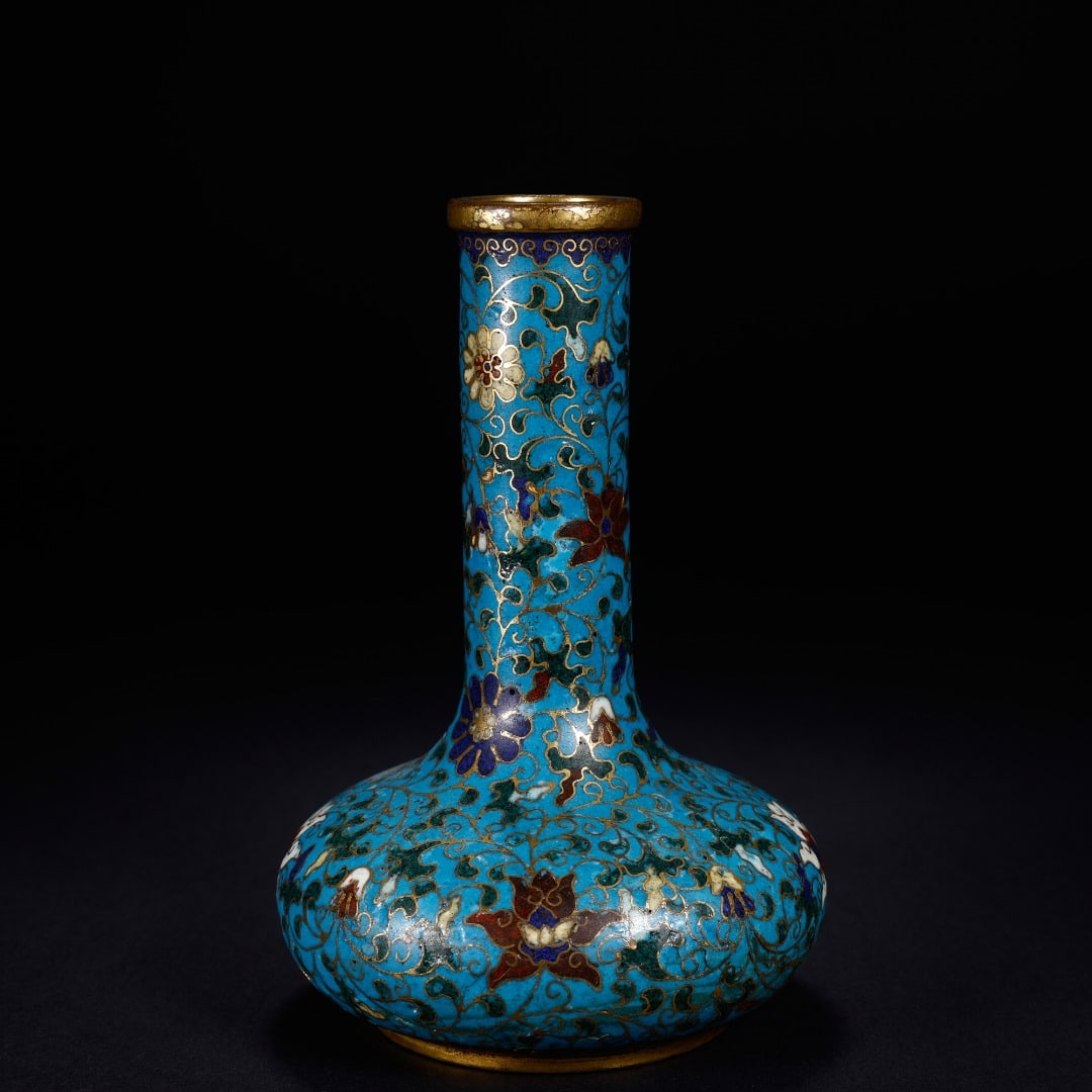 CLOISONNÉ LONG-NECKED VASE WITH INTERTWINED FLORAL PATTERNS: It measures 8.4 cm in width, 12.6 cm in height, and weighs 492 grams.