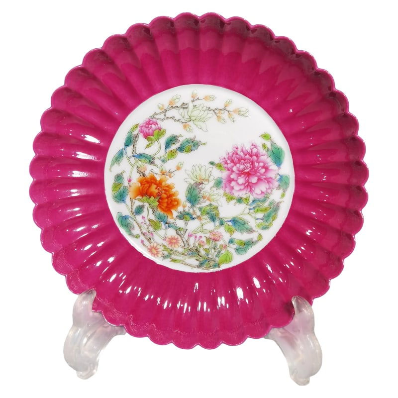 ENAMELED PEONY FLOWER ROUGE-RED GLAZED MELON-SHAPED PLATE: Diameter 17.3 cm, Height 3.5 cm