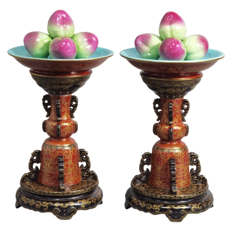 A PAIR OF FAMILLE ROSE HIGH-FOOTED OFFERING PLATES WITH FIVE PEACHES FROM THE QIANLONG PERIOD OF THE: Dimensions: Height 25.3 cm, Mouth Diameter 13 cm