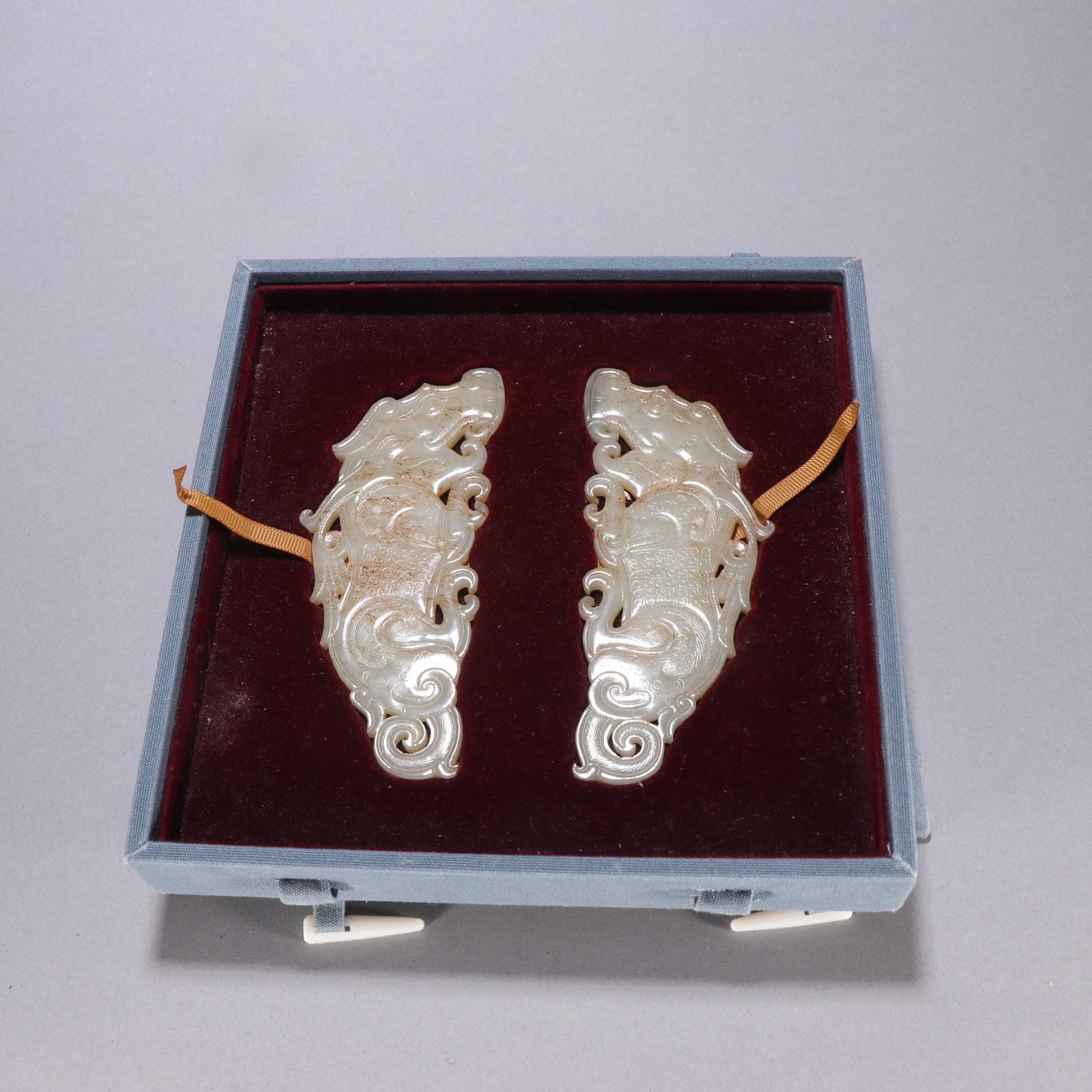 A PAIR OF HETIAN JADE DRAGON PENDANTS: Height 5.6cm, width 13.7cm, single weight 66.9g