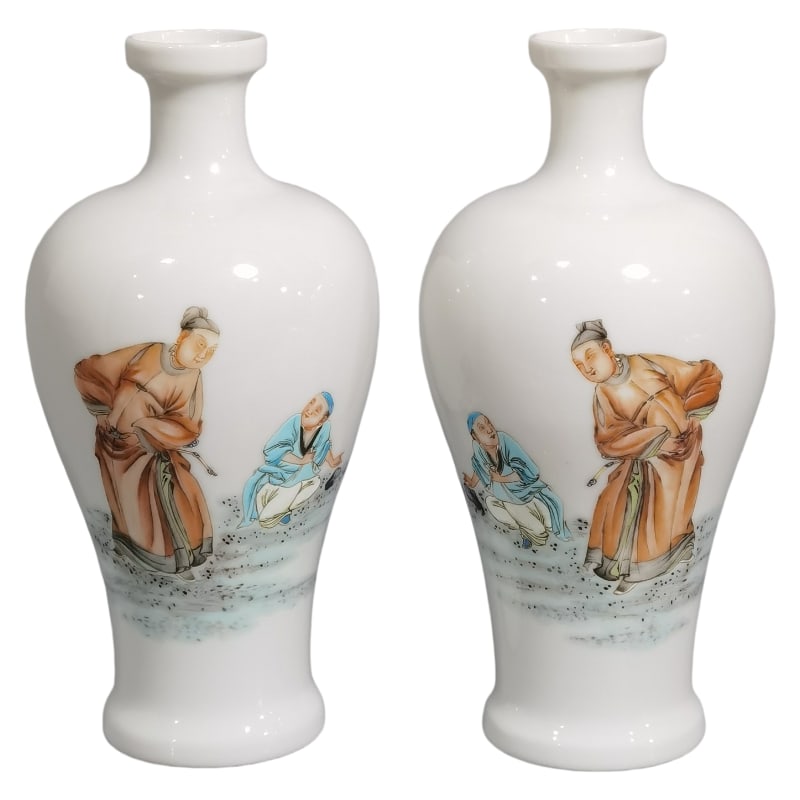 A PAIR OF FAMILLE ROSE VASES FROM THE YONGZHENG PERIOD OF THE QING DYNASTY: Mouth diameter 2.5 mm, height 13.6 mm, belly diameter 6.5 mm.