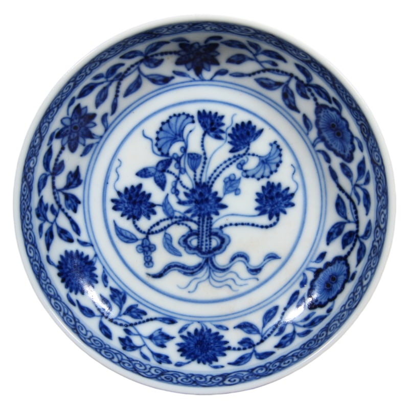 QING DYNASTY, DAOGUANG PERIOD, BLUE AND WHITE LOTUS PATTERN PLATE: 11.9 cm in diameter