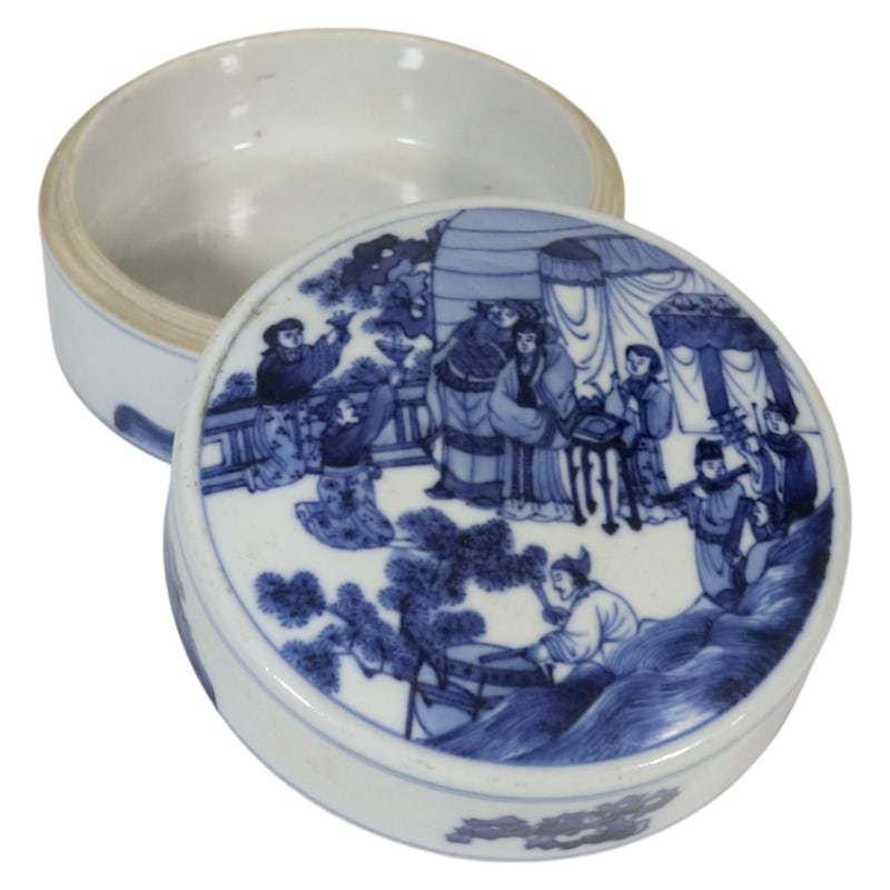 QING DYNASTY KANGXI PERIOD BLUE AND WHITE PORCELAIN FRUIT BOX WITH FIGURES AND STORIES: Height 7.2 cm, belly 12.5 cm