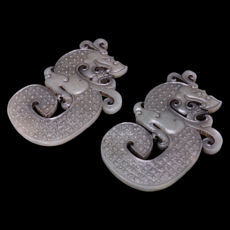 A PAIR OF JADE DRAGON PENDANTS: Each piece measures 13.3cm in length, 8.5cm in width, and 0.8cm in thickness, weighing 252 grams.