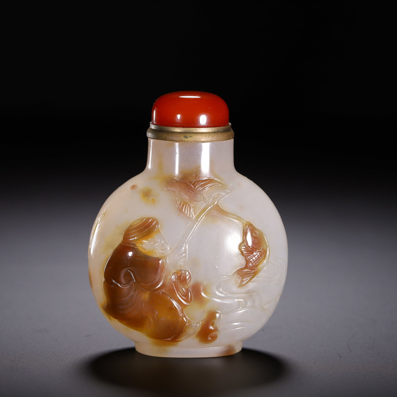 AGATE SNUFF BOTTLE CARVED WITH THE IMAGE OF JIANG TAIGONG FISHING: Height 7.8