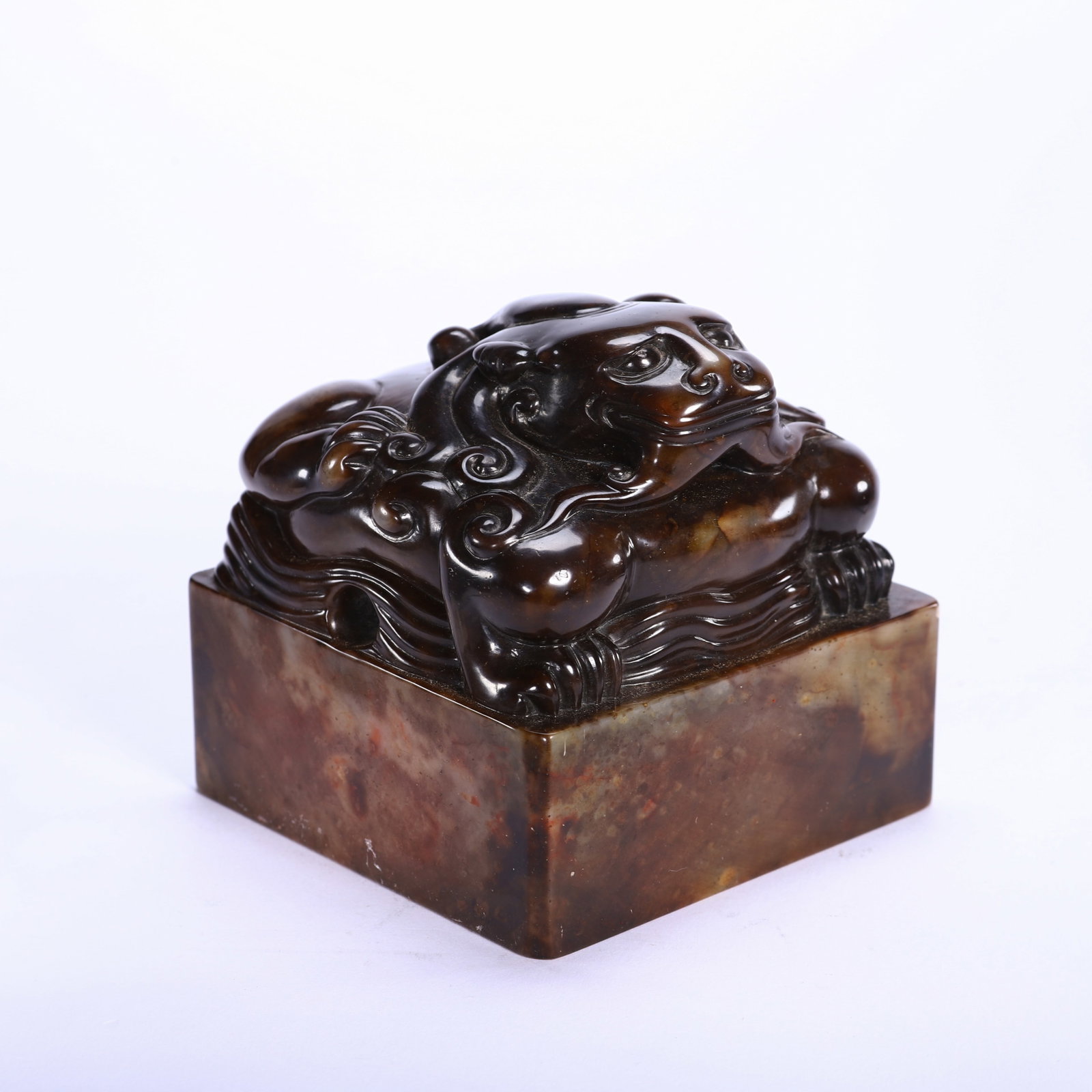 SHOUSHAN STONE AUSPICIOUS BEAST SEAL: 10cm wide, 10cm high