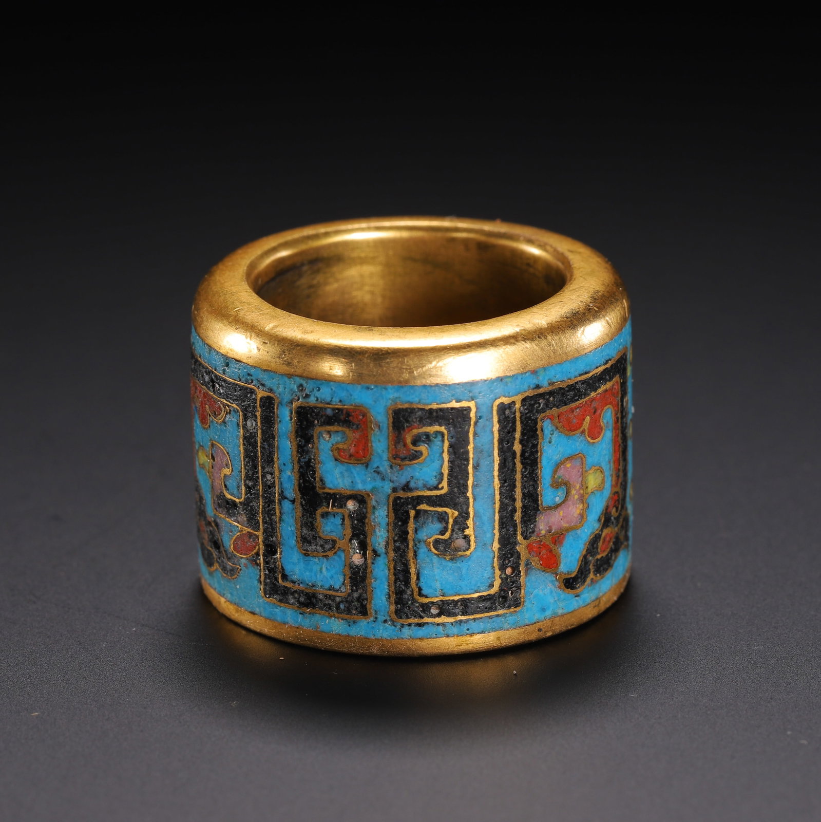 GILDED BRONZE CLOISONNÉ THUMB RING: Length 3.2m, Width 3.2m, Height 2.4m