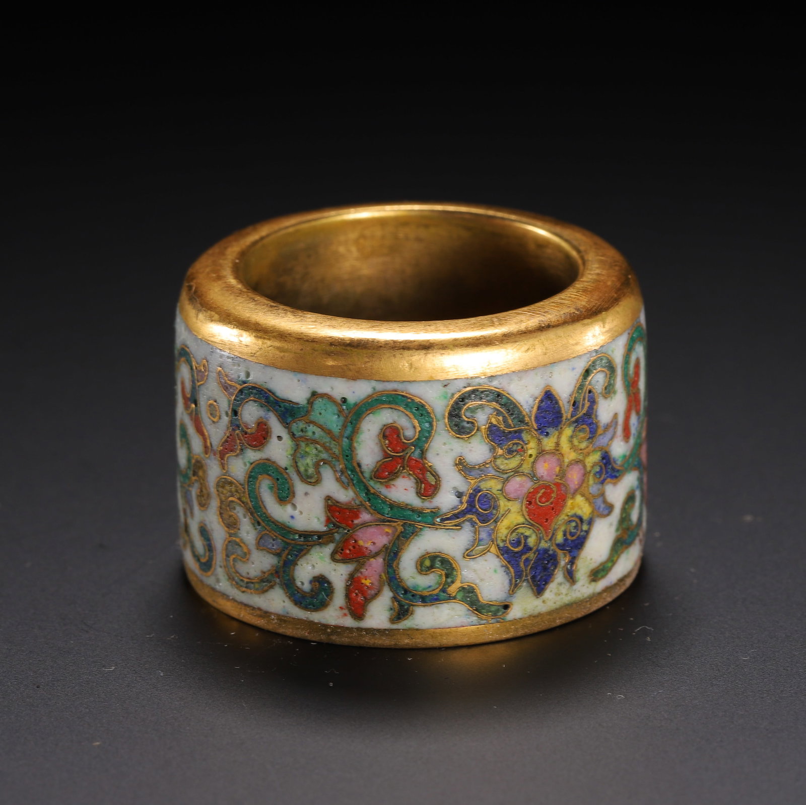 GILDED BRONZE CLOISONNÉ THUMB RING: Length 3.5m, Width 3.5m, Height 2.4m