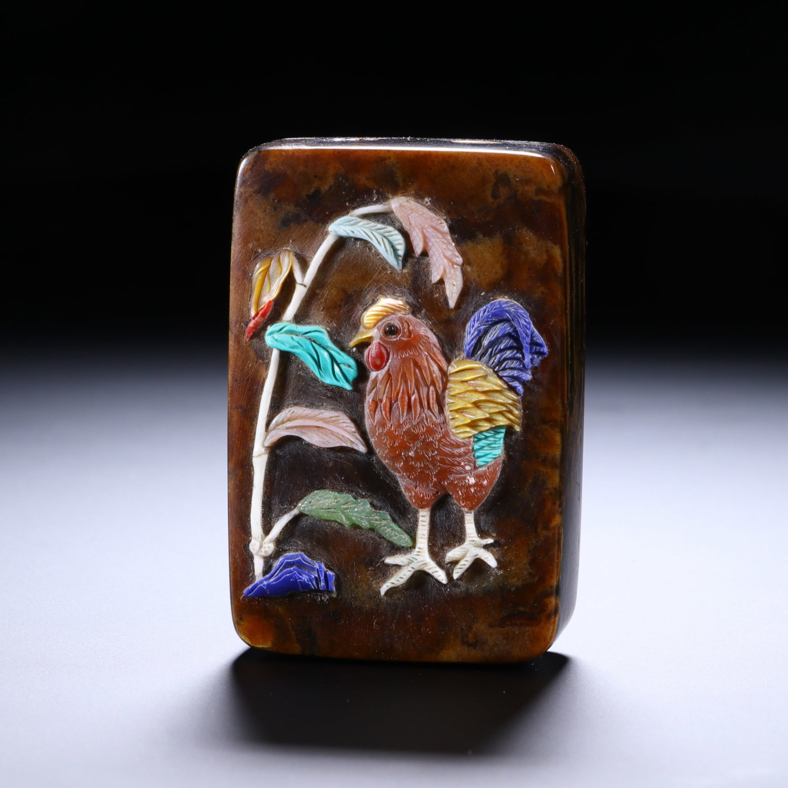 AMBER PENDANT: Width 5.8 cm, Height 3.9 cm
