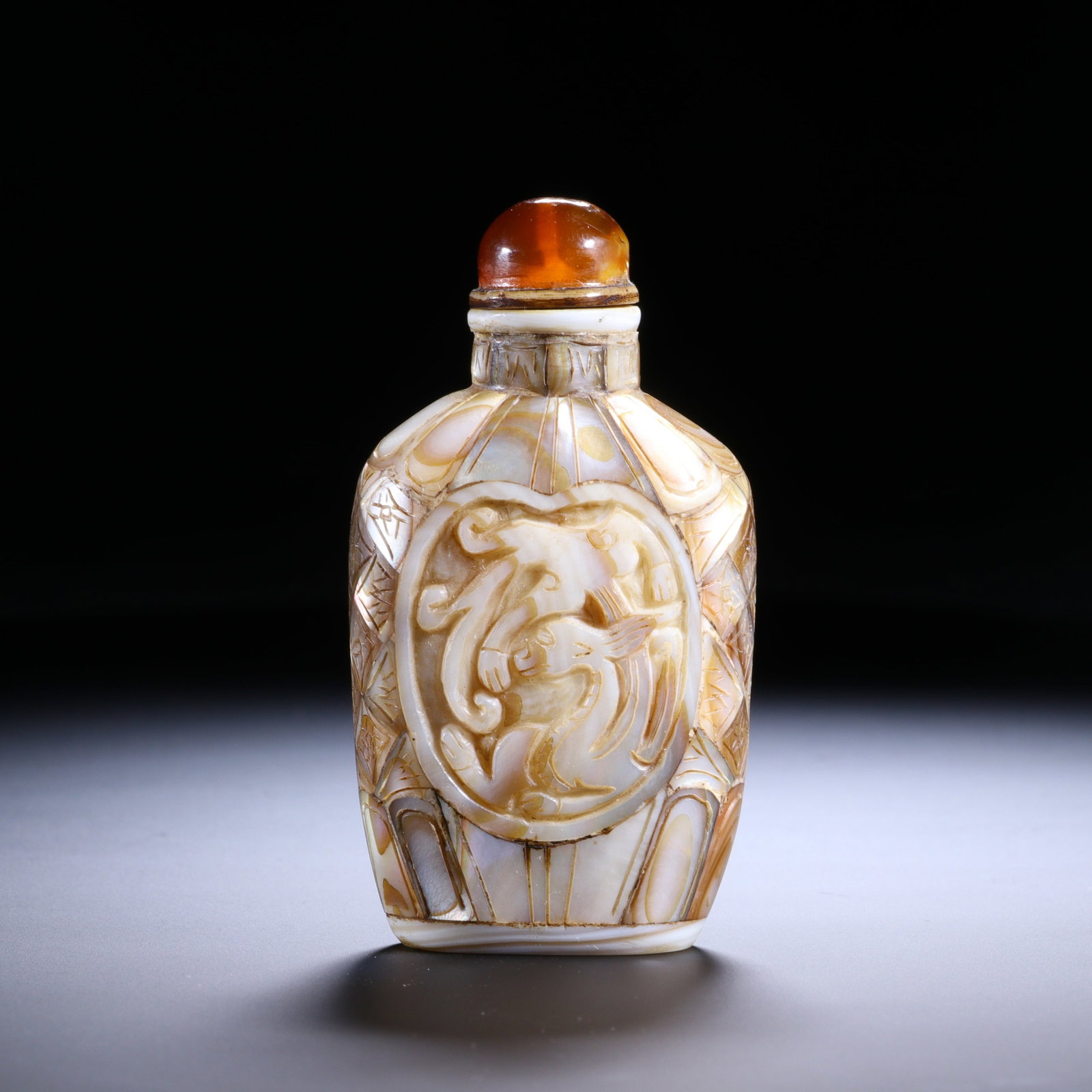 SNUFF BOTTLE: Width 4.3 cm, Height 8 cm