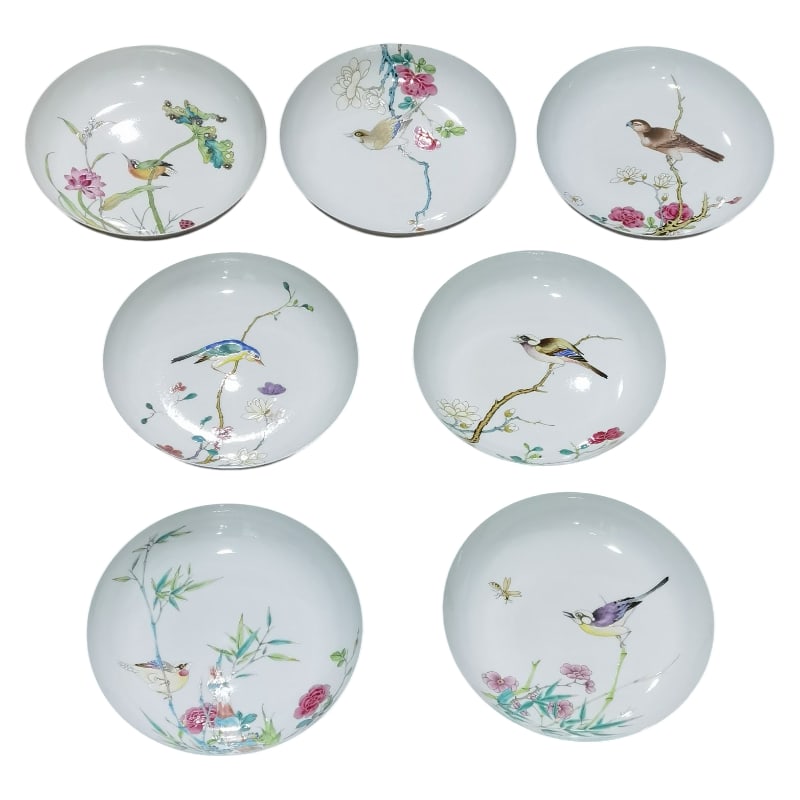 A SET OF QING DYNASTY FAMILLE ROSE FLOWER AND BIRD APPRECIATION PLATES: Diameter 21 mm, Height 4.2 mm