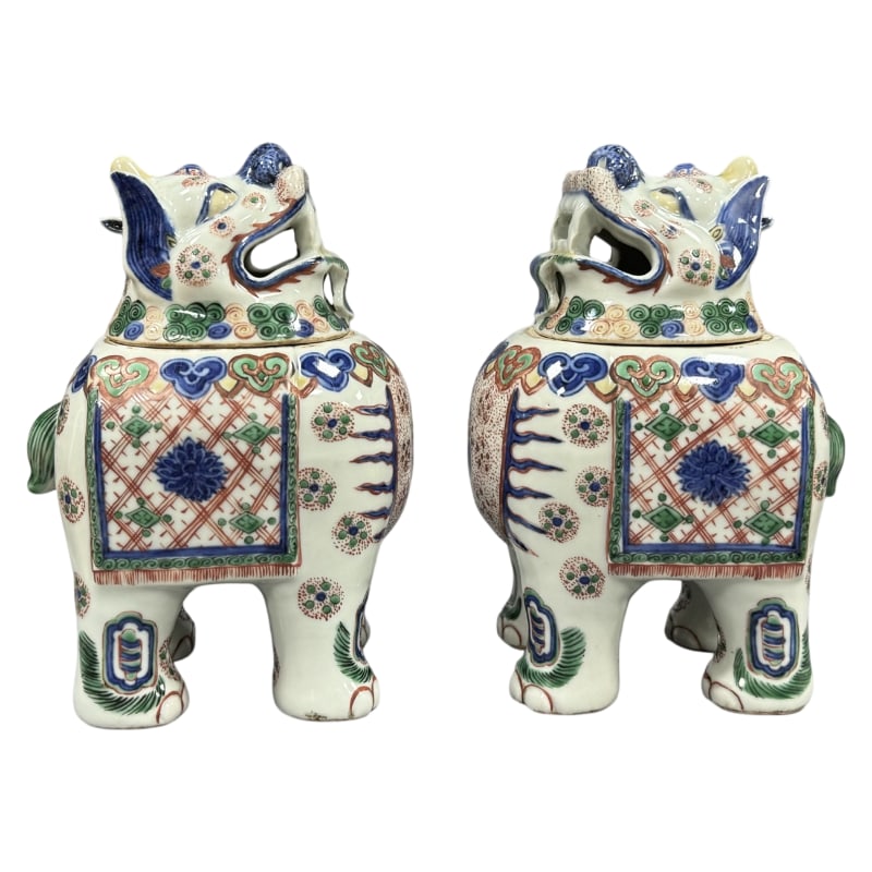 A PAIR OF BLUE AND WHITE PORCELAIN AUSPICIOUS BEASTS FROM THE WANLI PERIOD OF THE MING DYNASTY: Height 19 cm, belly diameter 13 cm