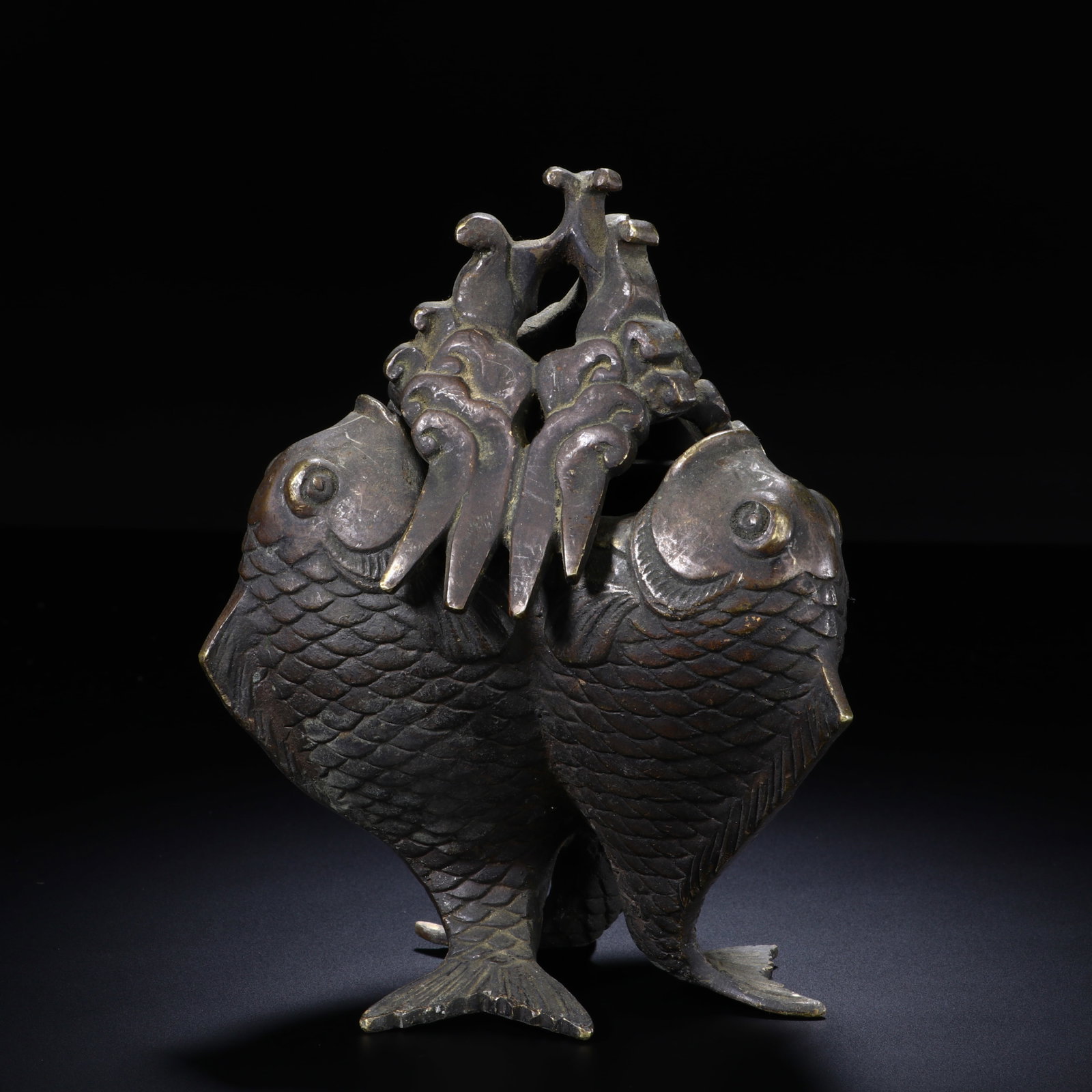 BRONZE FISH-SHAPED INCENSE BURNER: Height 13cm, Width 10.4cm