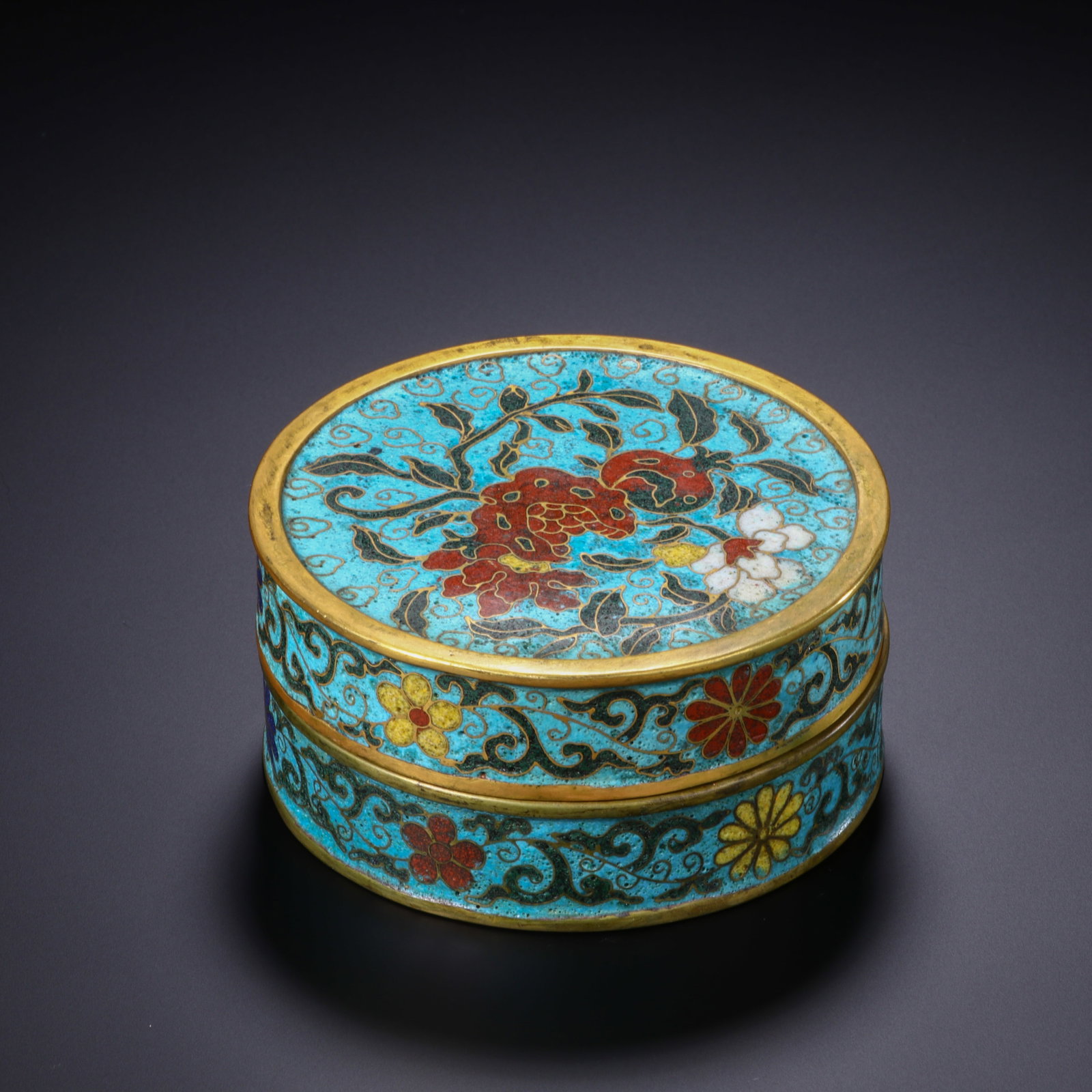 GILT BRONZE CLOISONNÉ FISH PATTERN BOX: Height 4.2cm, Width 8.4cm