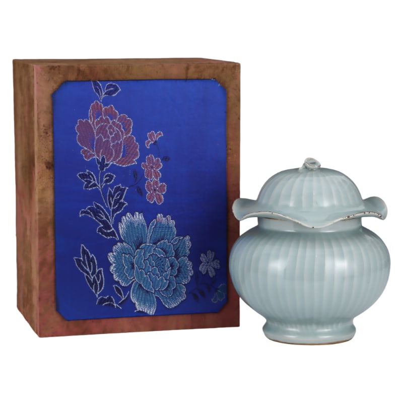 SONG DYNASTY LONGQUAN KILN CELADON-GLAZED LOTUS LEAF-SHAPED COVERED JAR (1 of 8)