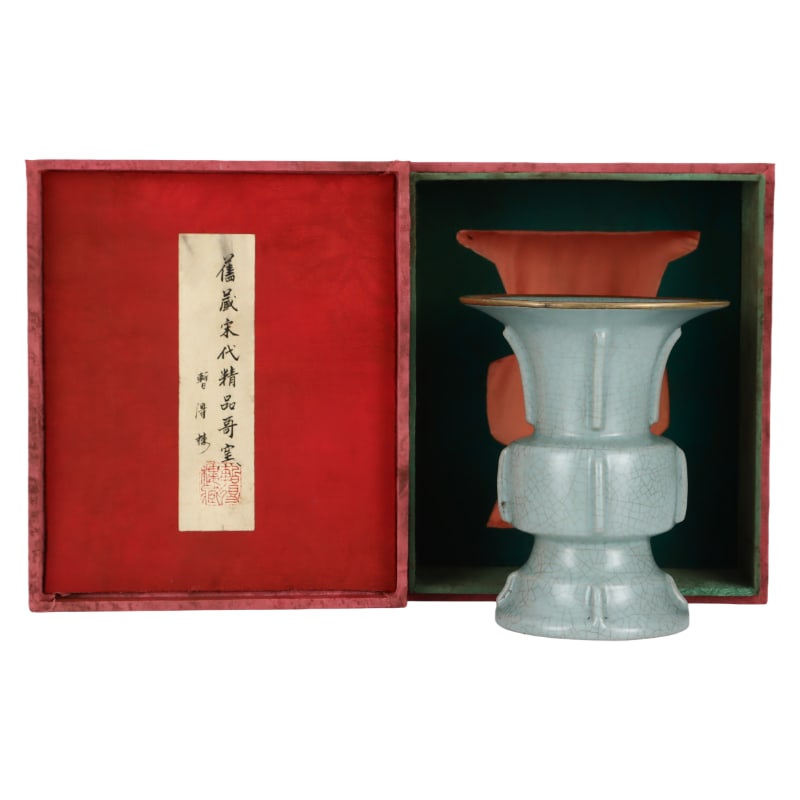 SONG DYNASTY RU WARE SKY-BLUE GLAZED FLOWER VASE: Height: 17.8 cm. Belly diameter: 14.5 cm.