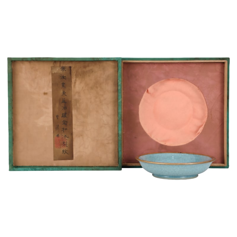 SONG DYNASTY RU WARE SKY-BLUE GLAZED ICE-CRACK PATTERN APPRECIATION VASE: Height: 3.5 cm. Diameter: 14.8 cm.
