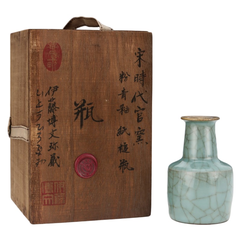 SONG DYNASTY OFFICIAL KILN CELADON MALLET-SHAPED VASE (1 of 9)