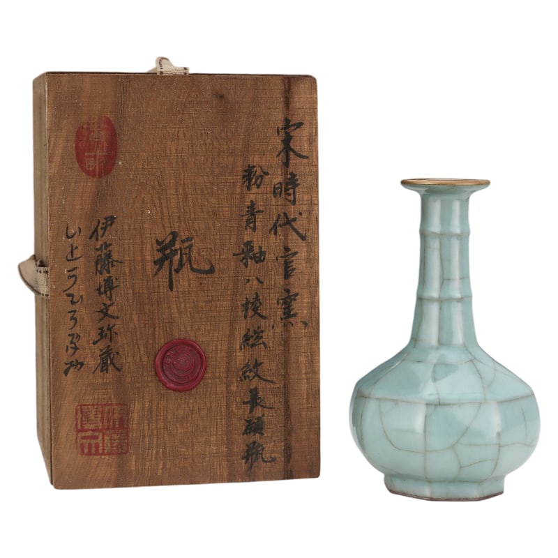 SONG DYNASTY GUAN KILN POWDER BLUE LONG-NECKED VASE WITH STRING PATTERN: Height: 15.3 cm. Belly diameter: 9.5 cm.