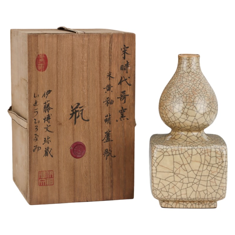SONG DYNASTY GE WARE BEIGE GOURD-SHAPED VASE: Height: 24.8 cm. Diameter: 12.2 cm.