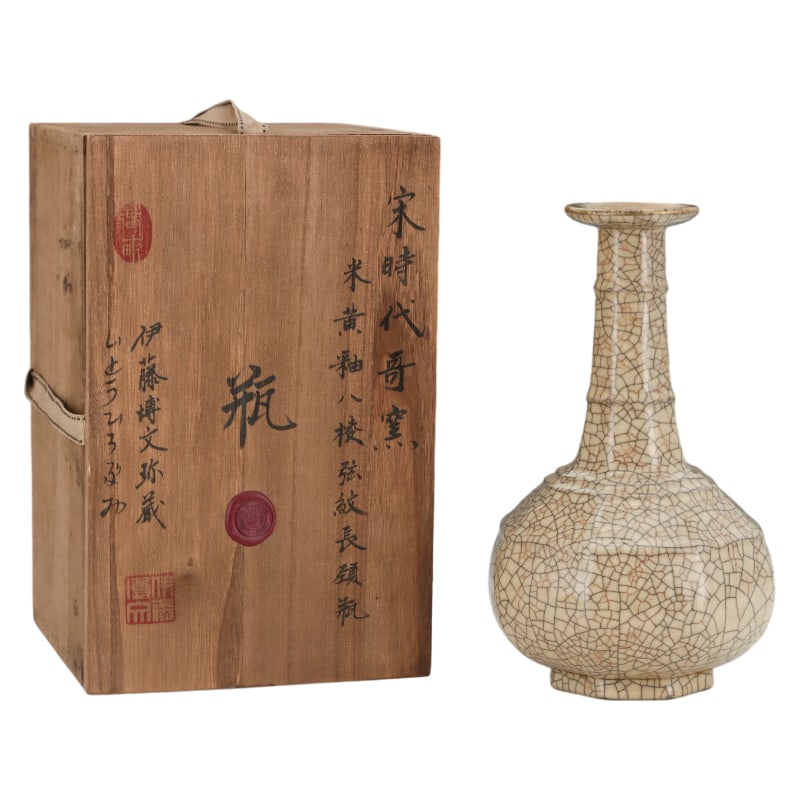 SONG DYNASTY GE WARE RICE-YELLOW GLAZED LONG-NECKED VASE WITH STRING PATTERN: Height: 24.7 cm. Belly diameter: 15 cm