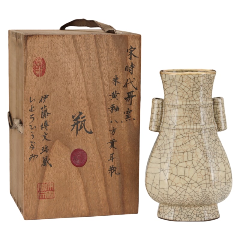 SONG DYNASTY GE WARE RICE-YELLOW GLAZED OCTAGONAL VASE WITH PIERCED HANDLES: Height: 22.8 cm. Belly diameter: 13.3 cm.