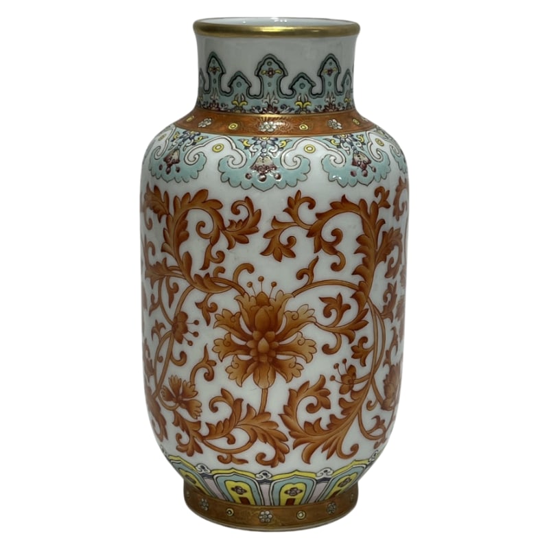 FAMILLE ROSE PORCELAIN VASE WITH SCROLLING FLORAL DESIGN: 19cm tall