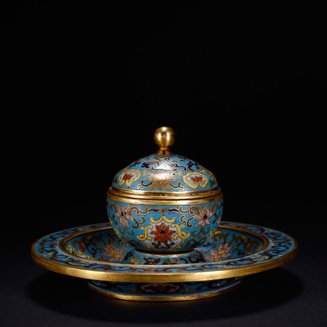 COPPER-BODIED CLOISONNÉ ENAMEL SAUCER: It measures 11.6 cm in width, 7.1 cm in height, and weighs 341 grams.