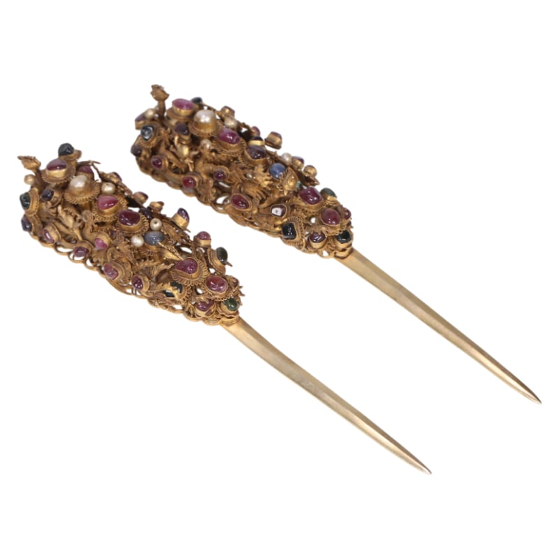 SILVER-GILT FILIGREE HAIRPIN INLAID WITH PEARLS, TOURMALINES AND GEMSTONES, FEATURING DRAGON AND: 21.2X4.6X3.2 cm, weighing 188 grams