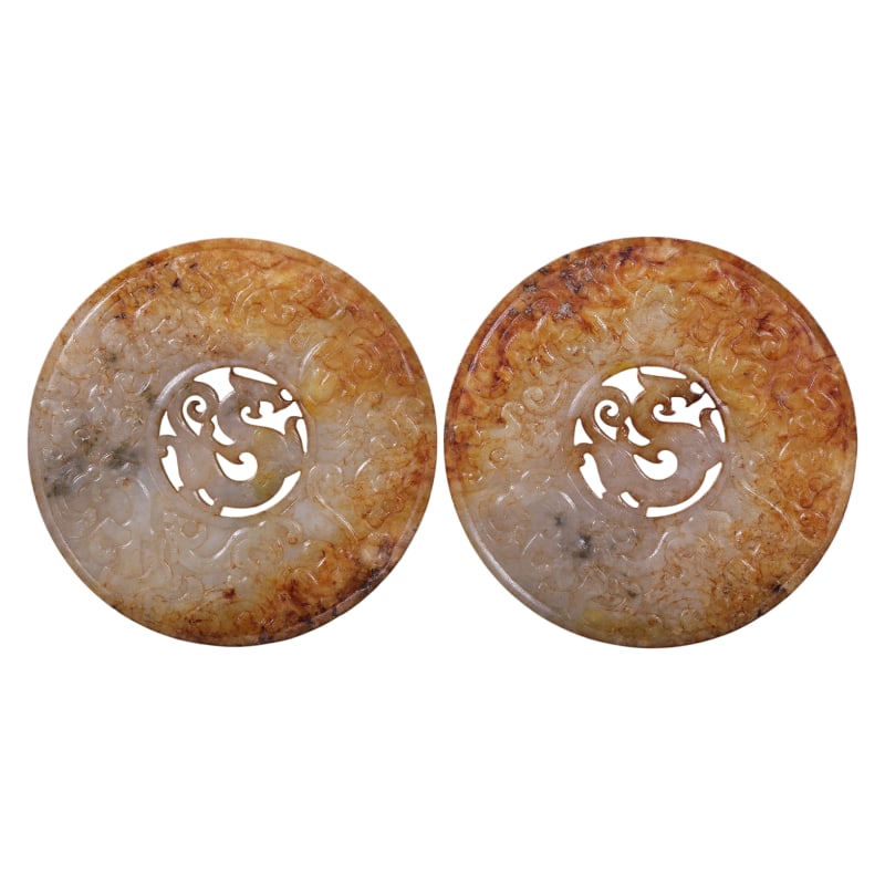 A PAIR OF ANCIENT JADE BI DISCS WITH DRAGON AND CHI DRAGON PATTERNS: 10.4 cm in diameter, 0.5 cm thick, and weighs 229 grams.
