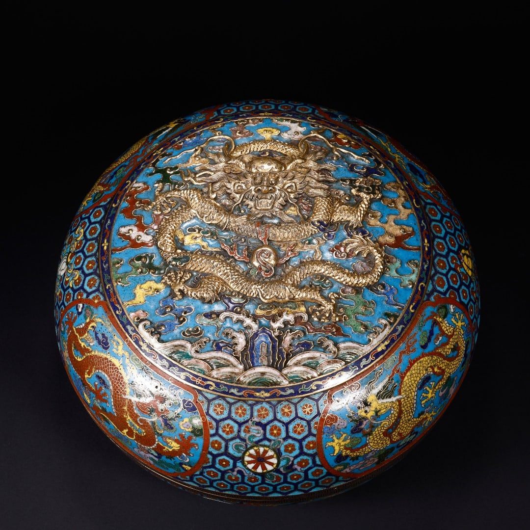 CLOISONNÉ DRAGON PATTERN COVERED BOX: It measures 25.3 cm in width, 15.3 cm in height, and weighs 3224 grams.