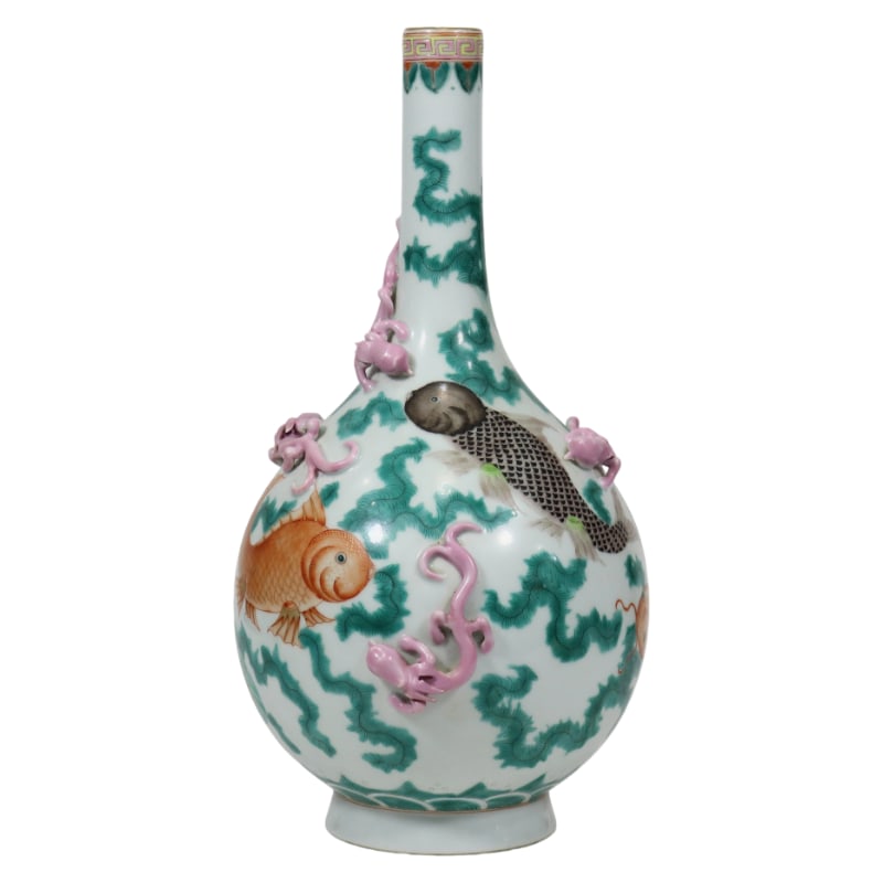 FAMILLE ROSE DRAGON AND FISH ALGAE PATTERN GALL-SHAPED VASE: Height 35.5 cm
