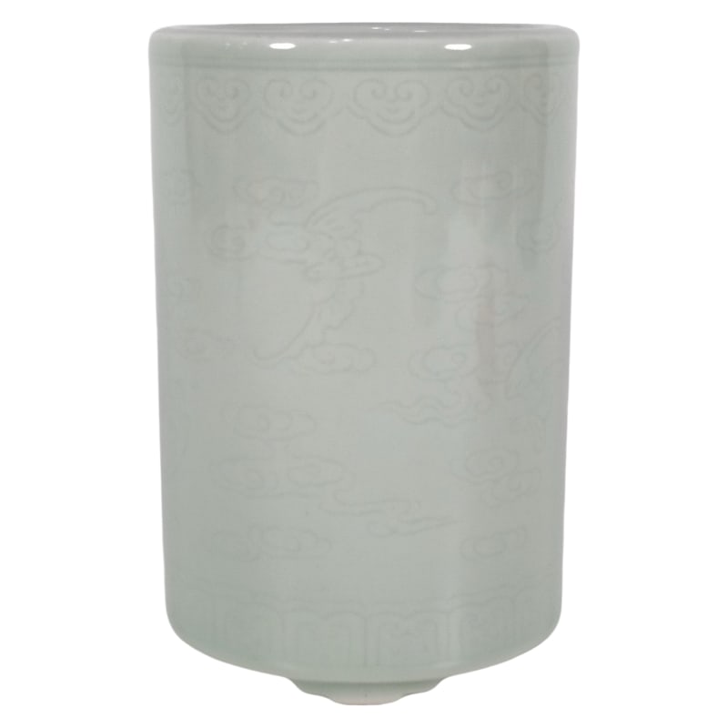 CELADON-GLAZED BRUSH HOLDER WITH INCISED "GREAT FORTUNE" DESIGN: Height 10.8 cm, diameter 7.3 cm
