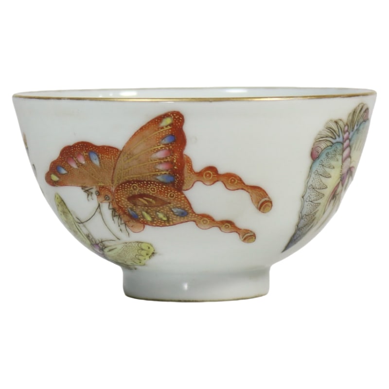 FAMILLE ROSE GOLD-PAINTED BUTTERFLY PATTERN TEA ROUND: Height 5.2 cm, diameter 9.2 cm