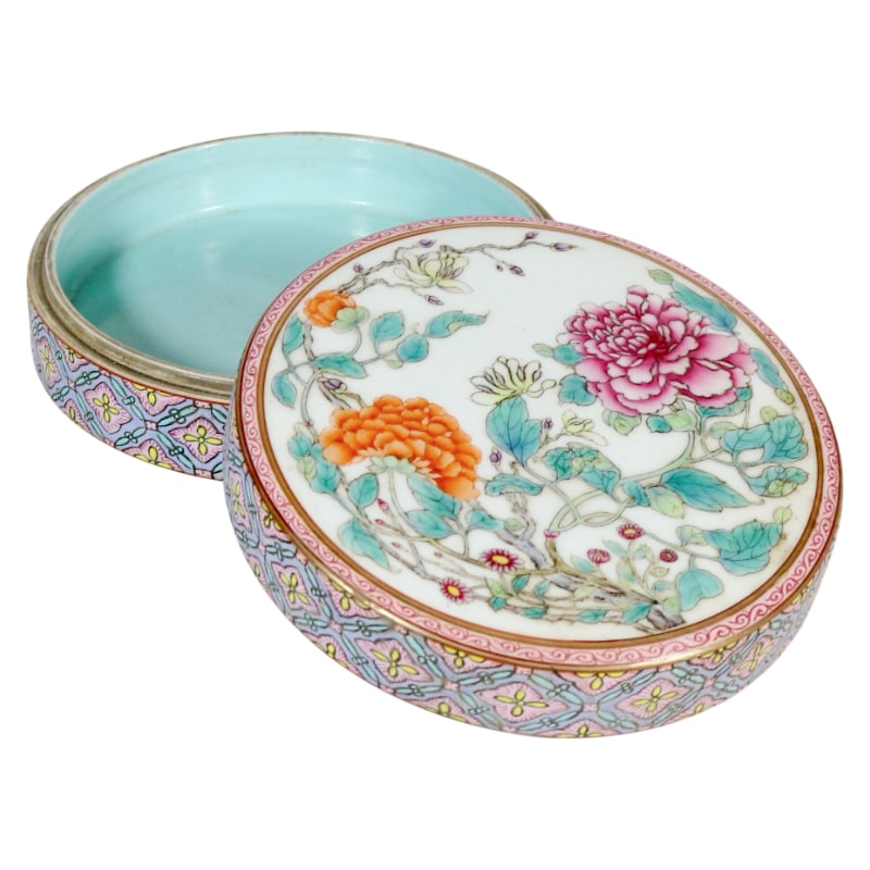 FAMILLE ROSE OPENWORK FLORAL PATTERN ROUND BOX: Height 6.8 cm, diameter 16.8 cm