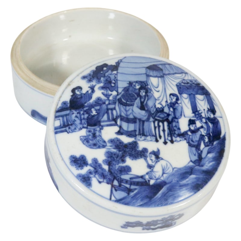 BLUE AND WHITE PORCELAIN ROUND BOX WITH FIGURES AND STORIES: Height 7.2 cm, diameter 12.5 cm