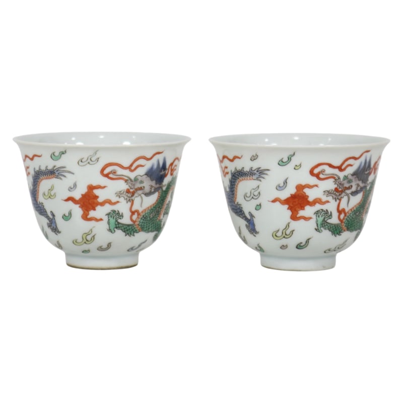 PAIR OF BLUE AND WHITE PORCELAIN CUPS WITH POLYCHROME DRAGONS PLAYING WITH A PEARL: 5 cm high, 7 cm in diameter
