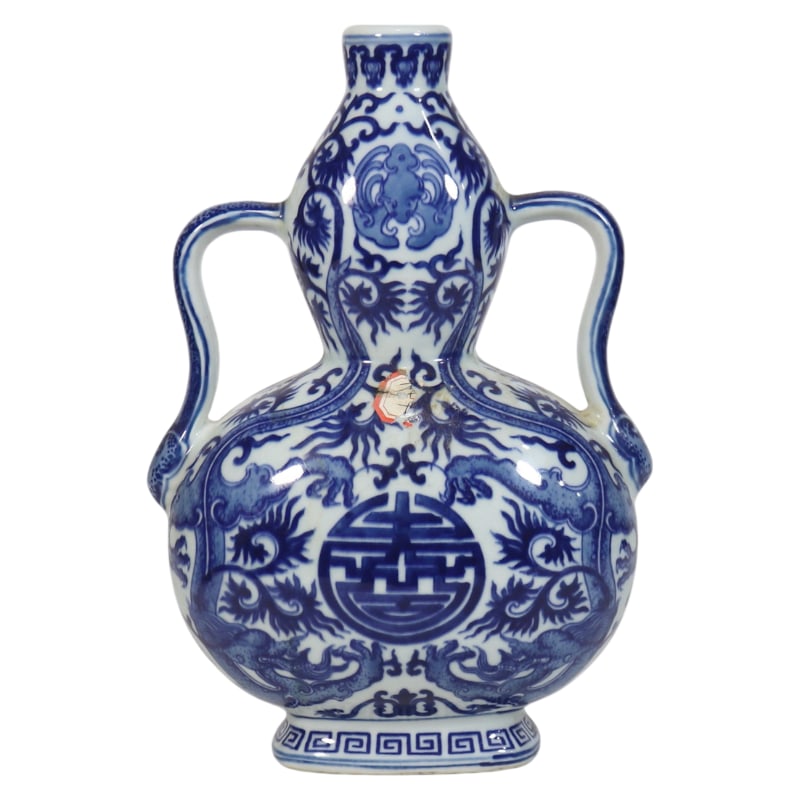 BLUE AND WHITE PORCELAIN VASE WITH DRAGON AND RUYI-SHAPED HANDLES: Height 24.8 cm